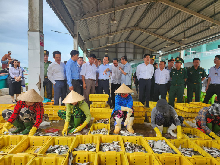 Phó thủ tướng Trần Lưu Quang (đứng thứ 4 từ trái sang) đến kiểm tra tại Cảng cá Tắc Cậu (huyện Châu Thành, Kiên Giang) - Ảnh: LÊ VINH