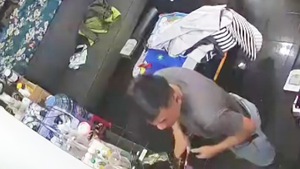 Người đàn ông đi xe hơi đến cắt tóc rồi lấy trộm điện thoại của nữ nhân viên