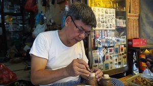 Góc nhìn trưa nay | Người gìn giữ nghề khắc dấu gỗ ở phố cổ Hà Nội
