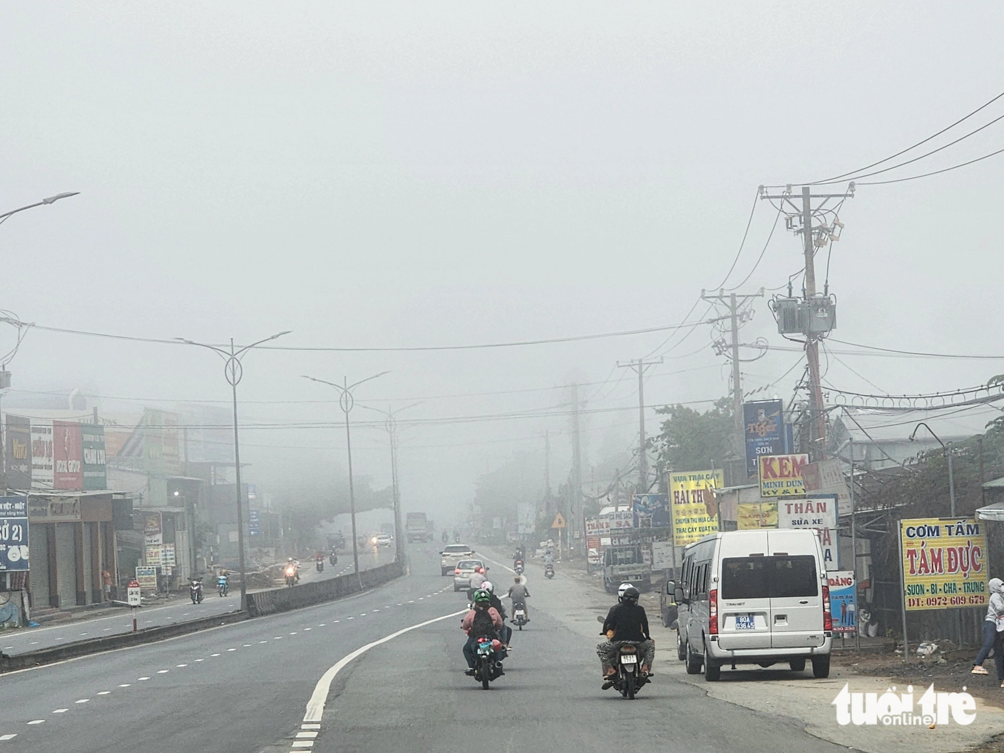 Tại Tiền Giang, nhiều, huyện, thị ở tỉnh này &quot;chìm&quot; trong sương mù - Ảnh: HOÀI THƯƠNG