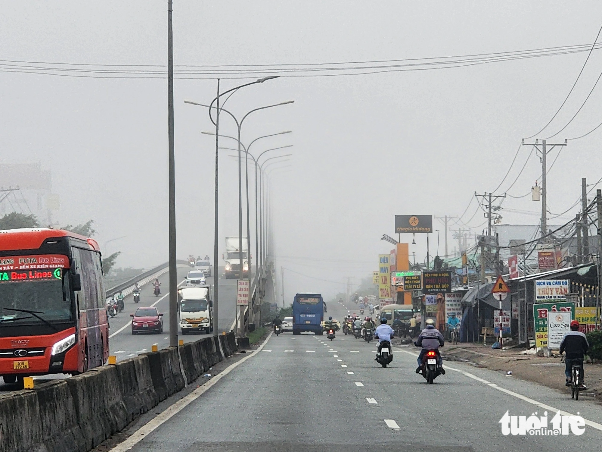 Các tuyến quốc lộ 1, 30, 80 đi Đồng Tháp, An Giang sương mù giăng dày đặc - Ảnh: HOÀI THƯƠNG
