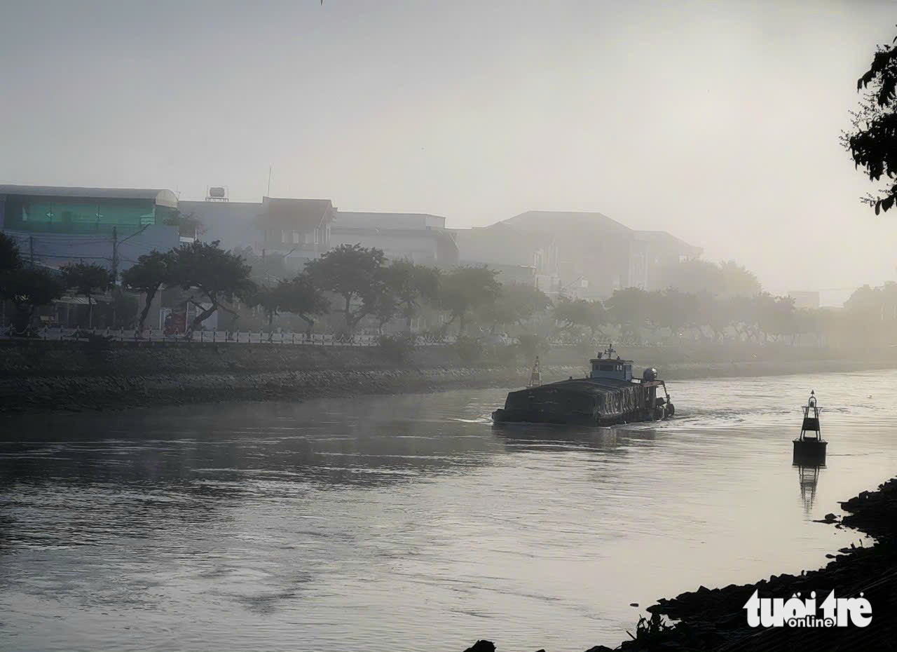 Sương mù dày đặc tại trung tâm TP Long Xuyên, tỉnh An Giang lúc 6h49 ngày 26-6 - Ảnh: BỬU ĐẤU