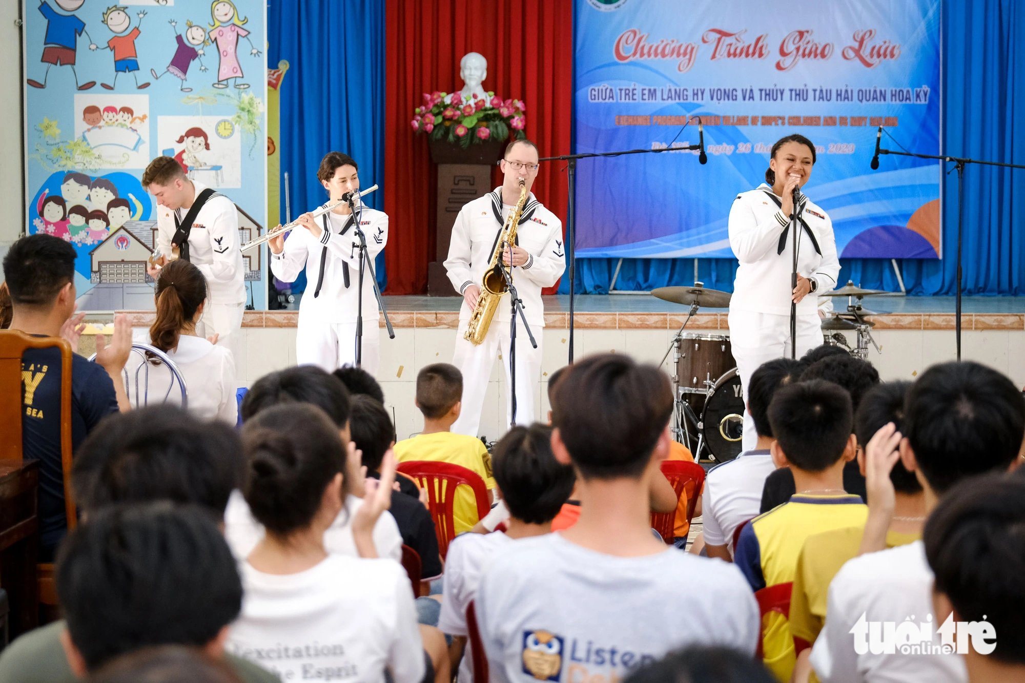 Ban nhạc tàu sân bay trình diễn phục vụ các em Làng Hy vọng - Ảnh: TẤN LỰC