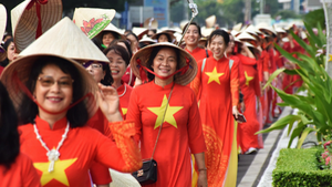 Hơn 5.400 phụ nữ diễu hành áo dài ở Nha Trang, lập kỷ lục Việt Nam