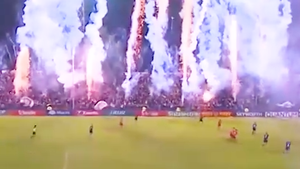 Khoảnh khắc mưa pháo sáng trong trận đấu ở Argentina